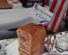Готовая еда в Париже, мясные запеченные изделия  на рынке